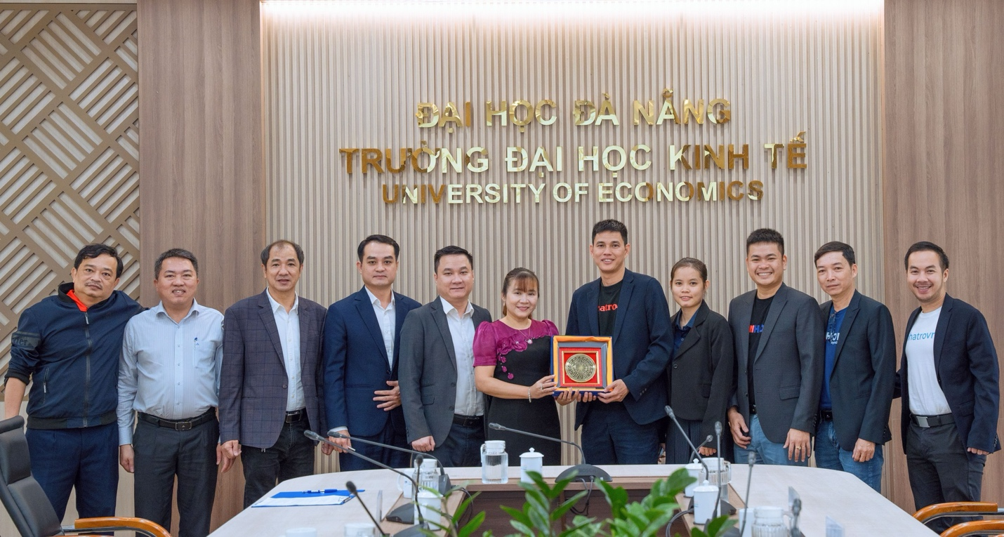 Nhận kỉ niệm chương từ DUE