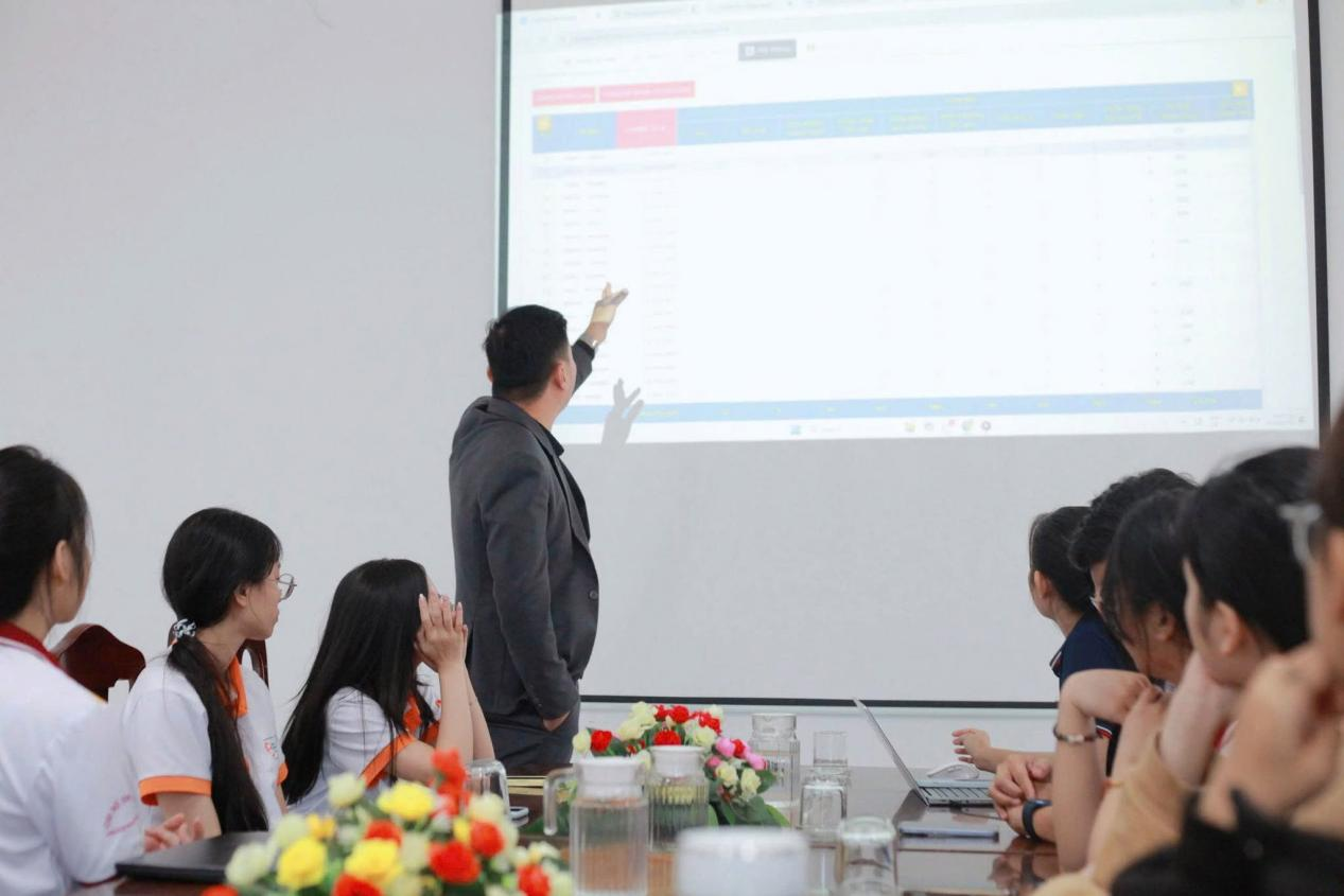 Sinh viên tìm hiểu giải pháp và tiện ích từ hệ thống Nhatrovn – Anhome.