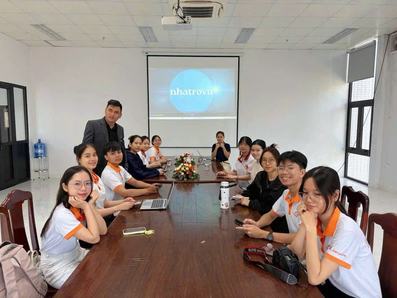 Hoạt động kết nối doanh nghiệp và cộng đồng sinh viên.
