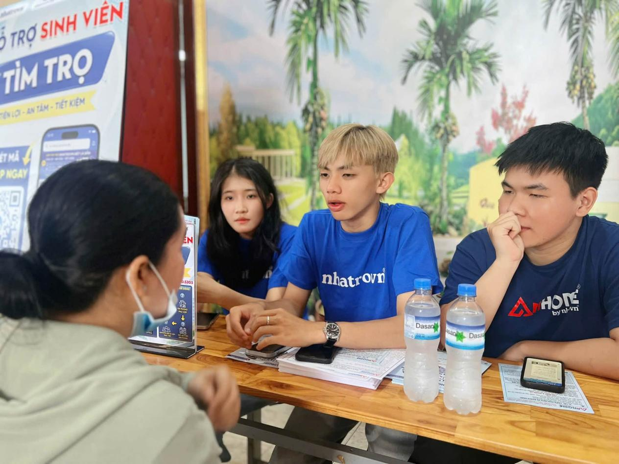 Sinh viên tìm hiểu thông tin phòng trọ tại bàn tư vấn của Nhatrovn – Anhome.