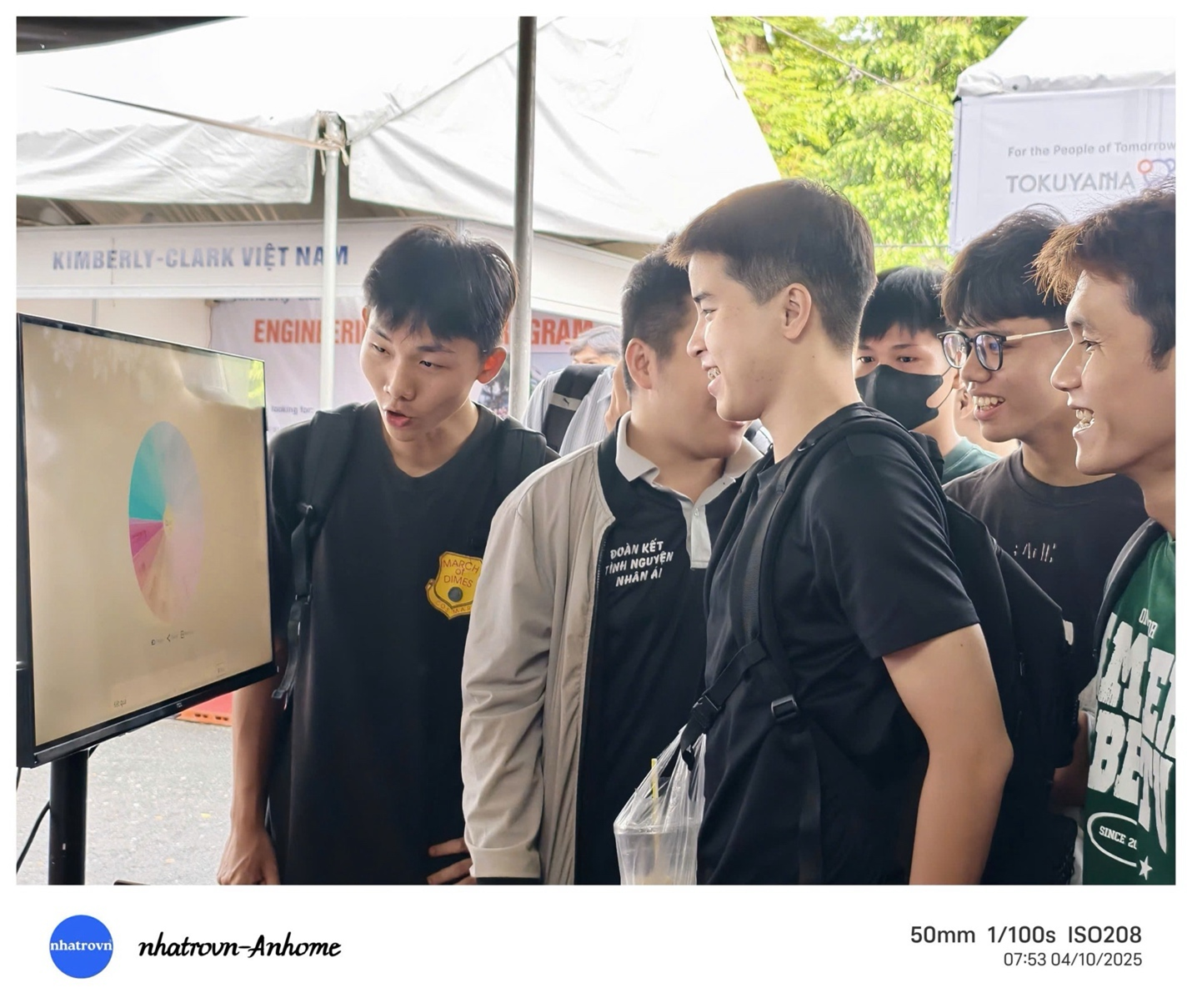 Sinh viên tham gia minigame