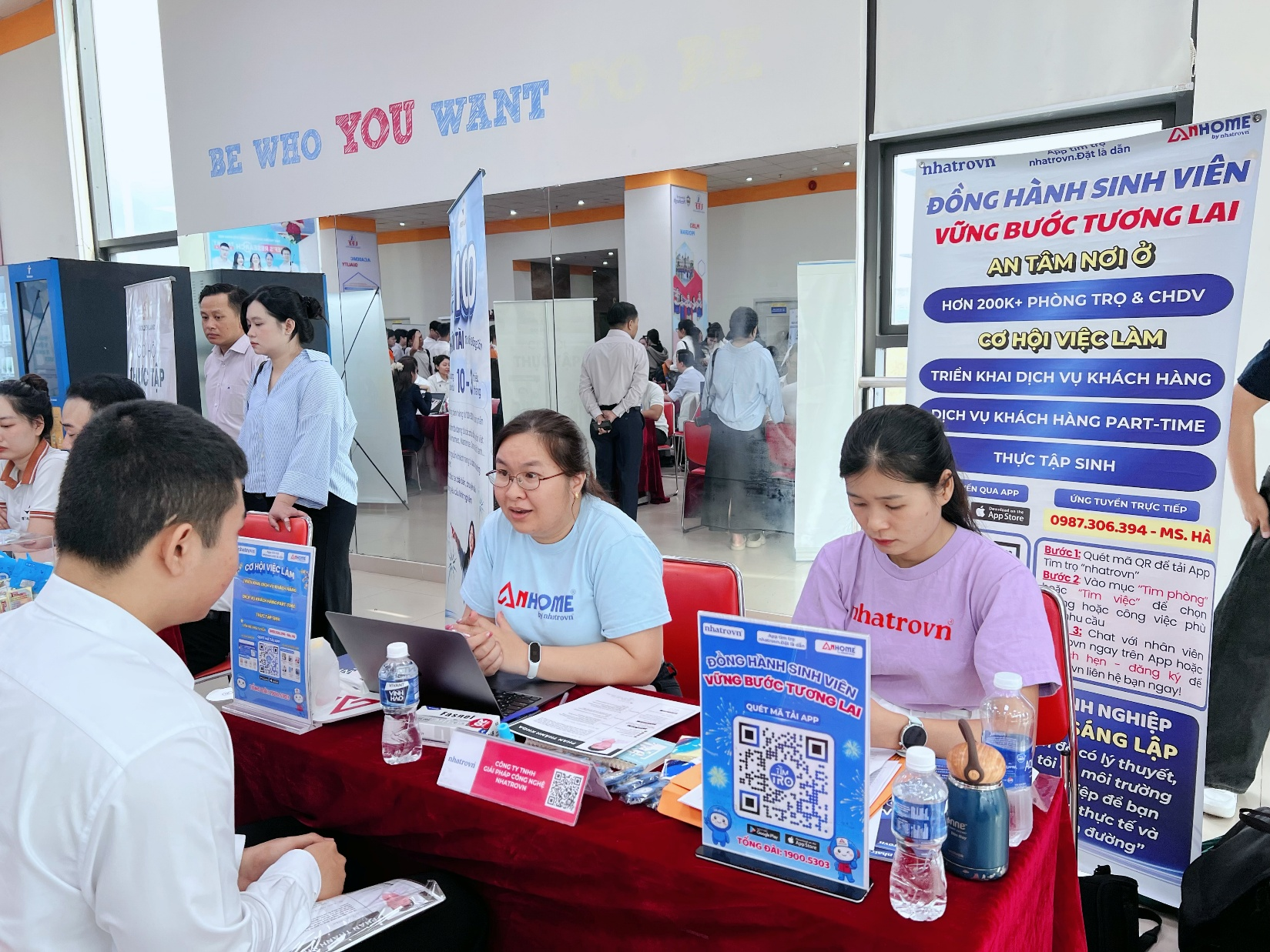 Sinh viên UEF phỏng vấn tại gian hàng Nhatrovn