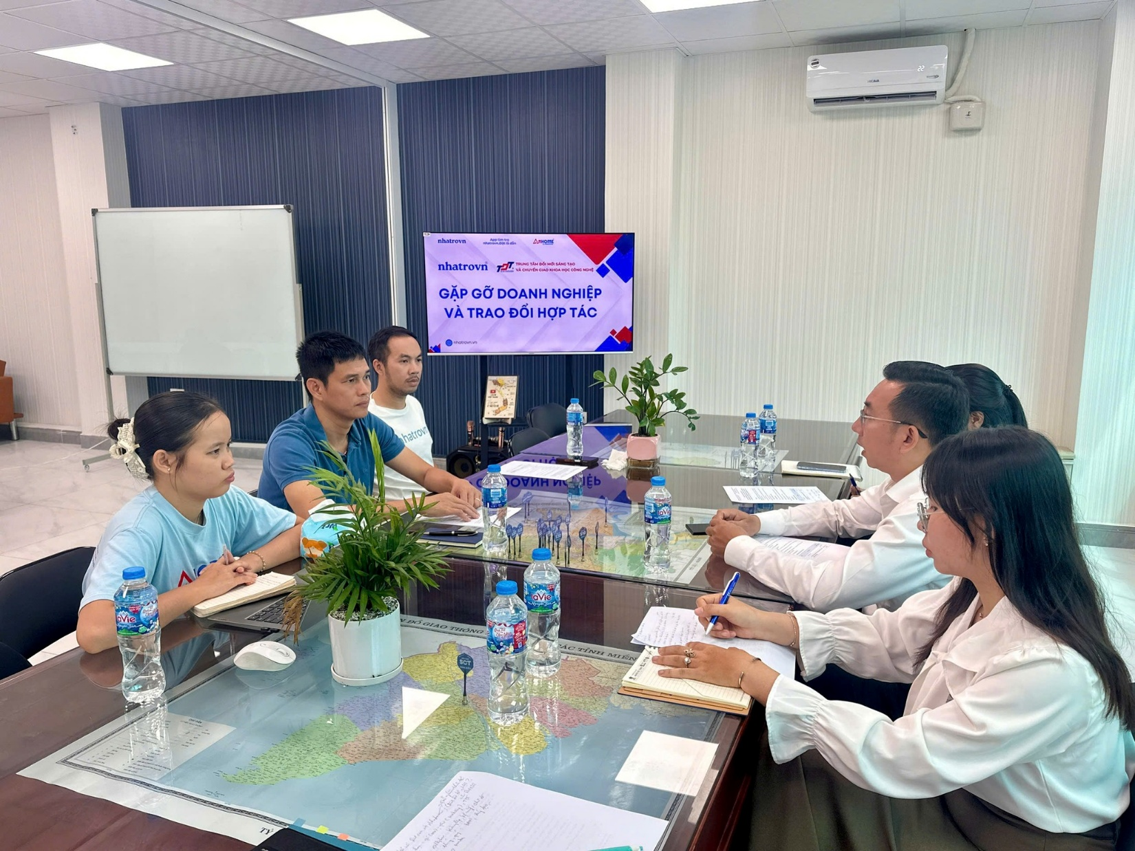 Toàn cảnh buổi làm việc giữa Nhatrovn và CITT