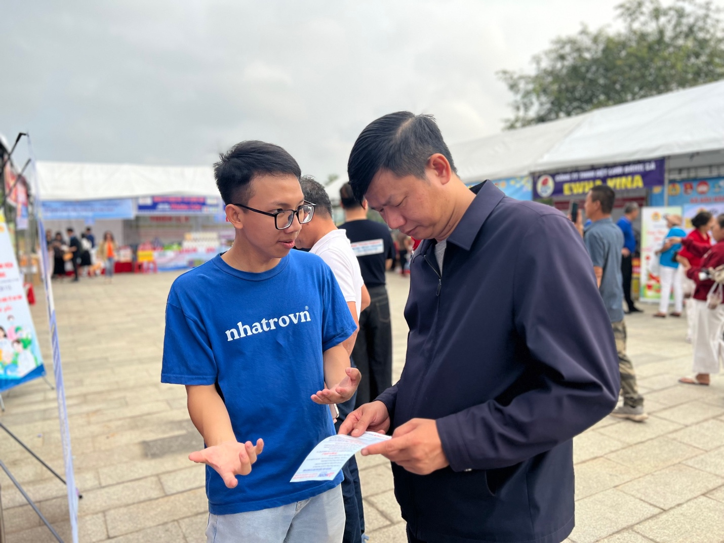 Người lao động tìm hiểu App Tìm trọ Nhatrovn