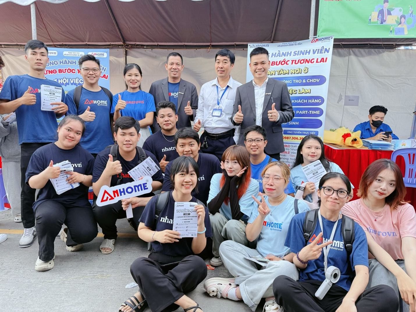 Đội ngũ Nhatrovn chụp ảnh cùng đại diện CTUT