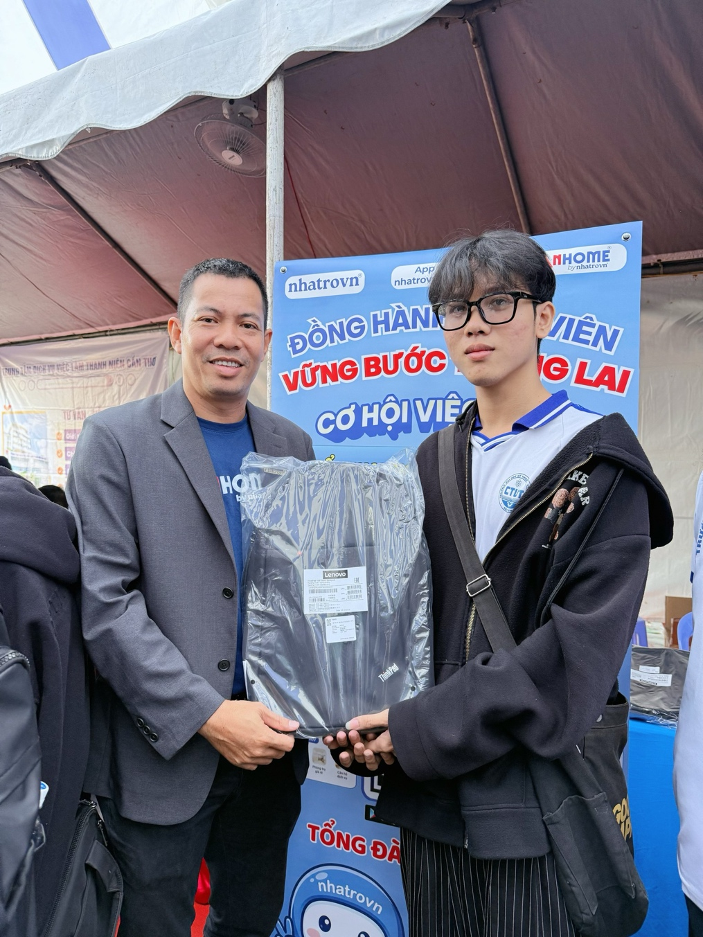 Trao quà tại gian hàng Nhatrovn – Anhome