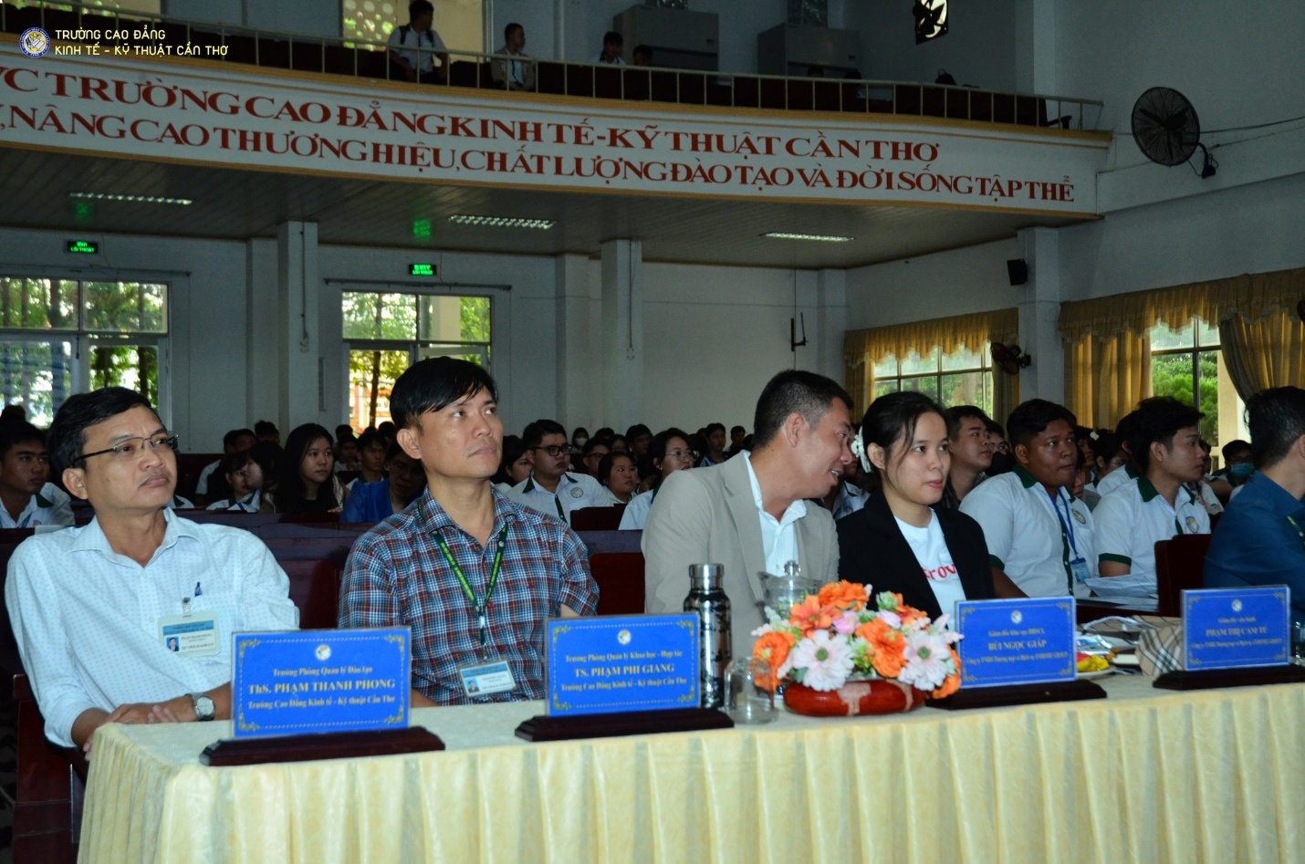 Ban giám khảo đánh giá dự án tại SV_STARTUP 2026