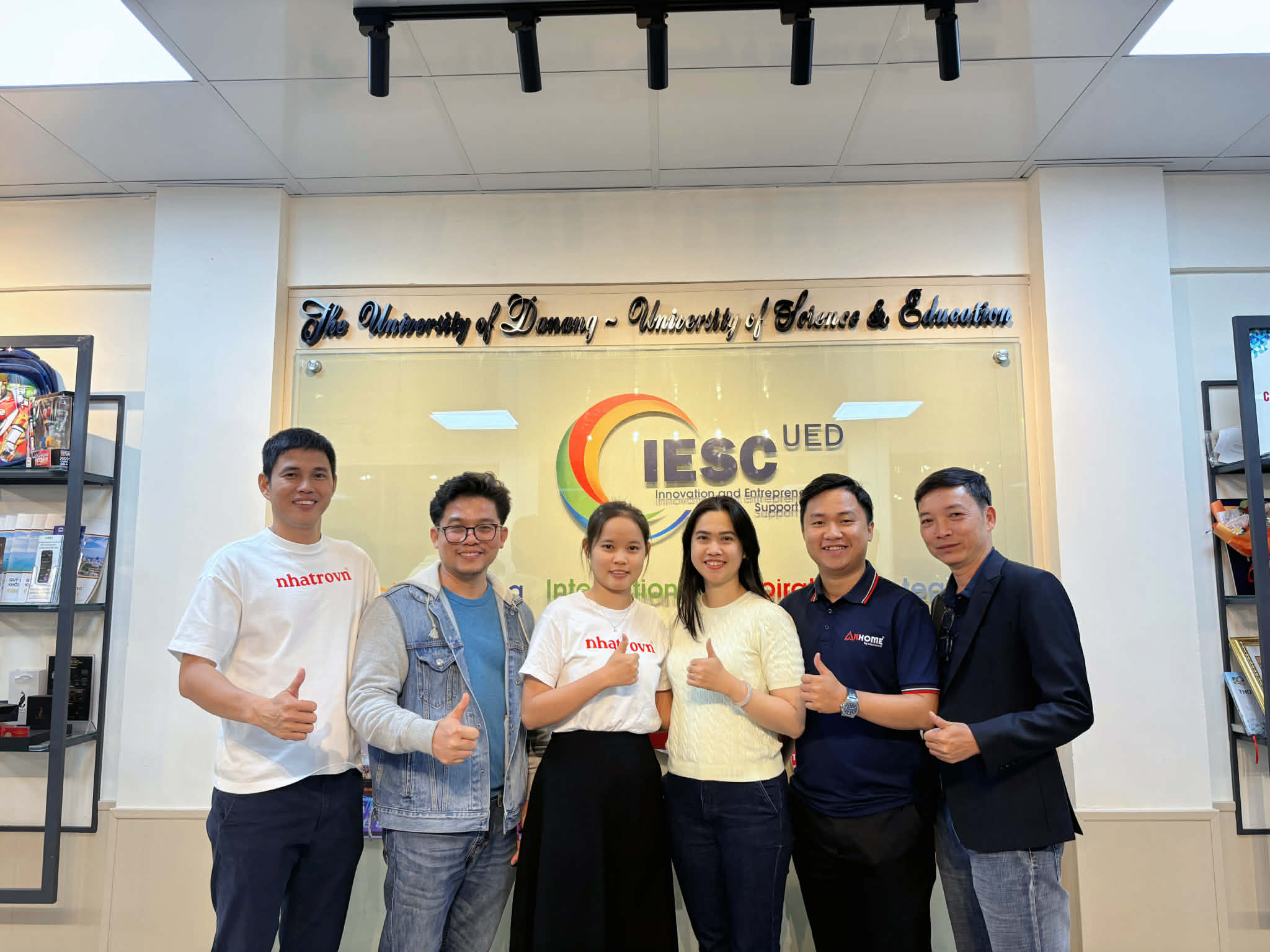 Đội ngũ Nhatrovn đồng hành cùng Trung tâm Đổi mới Sáng tạo UED
