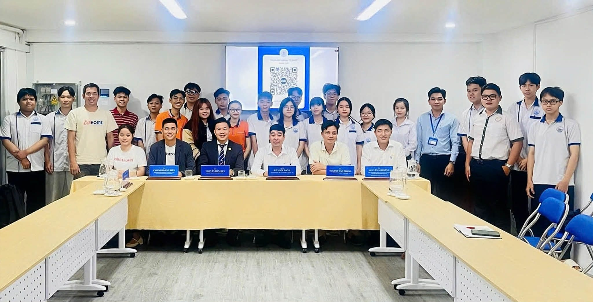 Nhatrovn – Anhome góp mặt tại Talkshow khởi nghiệp tại Trường Đại học Kỹ thuật – Công nghệ Cần Thơ