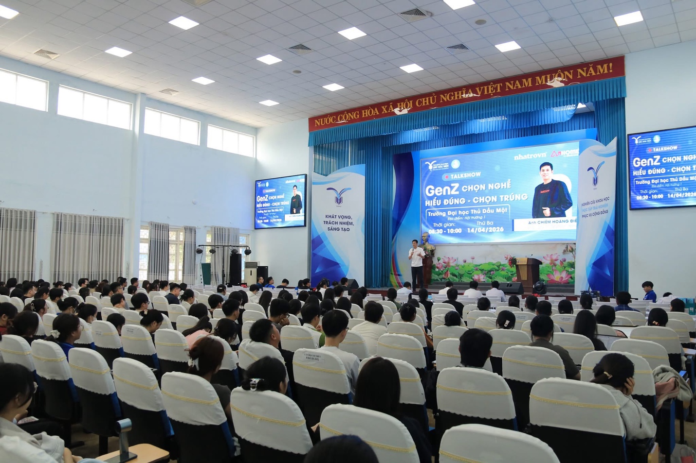 Hơn 500 sinh viên tham dự talkshow Gen Z chọn nghề
