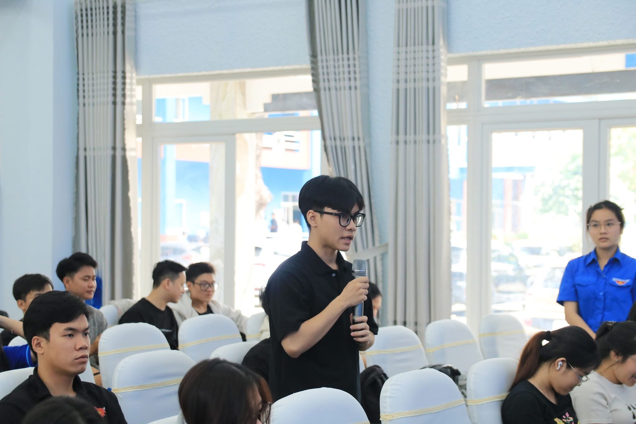 Sinh viên đặt câu hỏi tại talkshow Gen Z chọn nghề