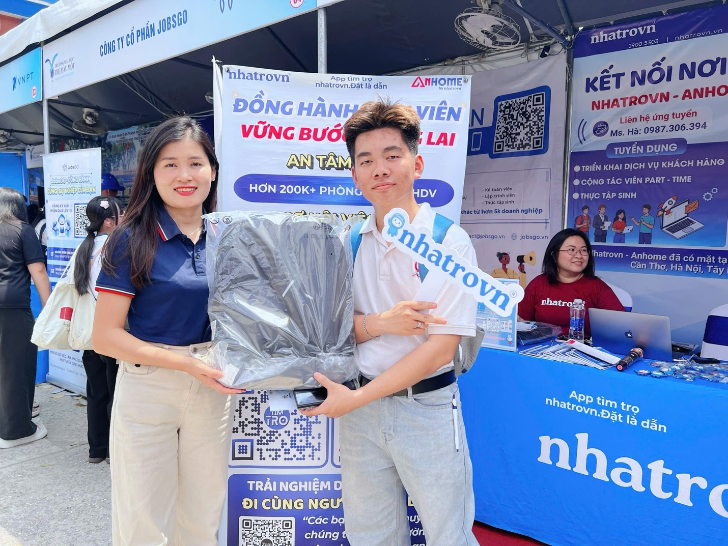 Không khí sôi động tại ngày hội việc làm với nhiều hoạt động kết nối doanh nghiệp – sinh viên.