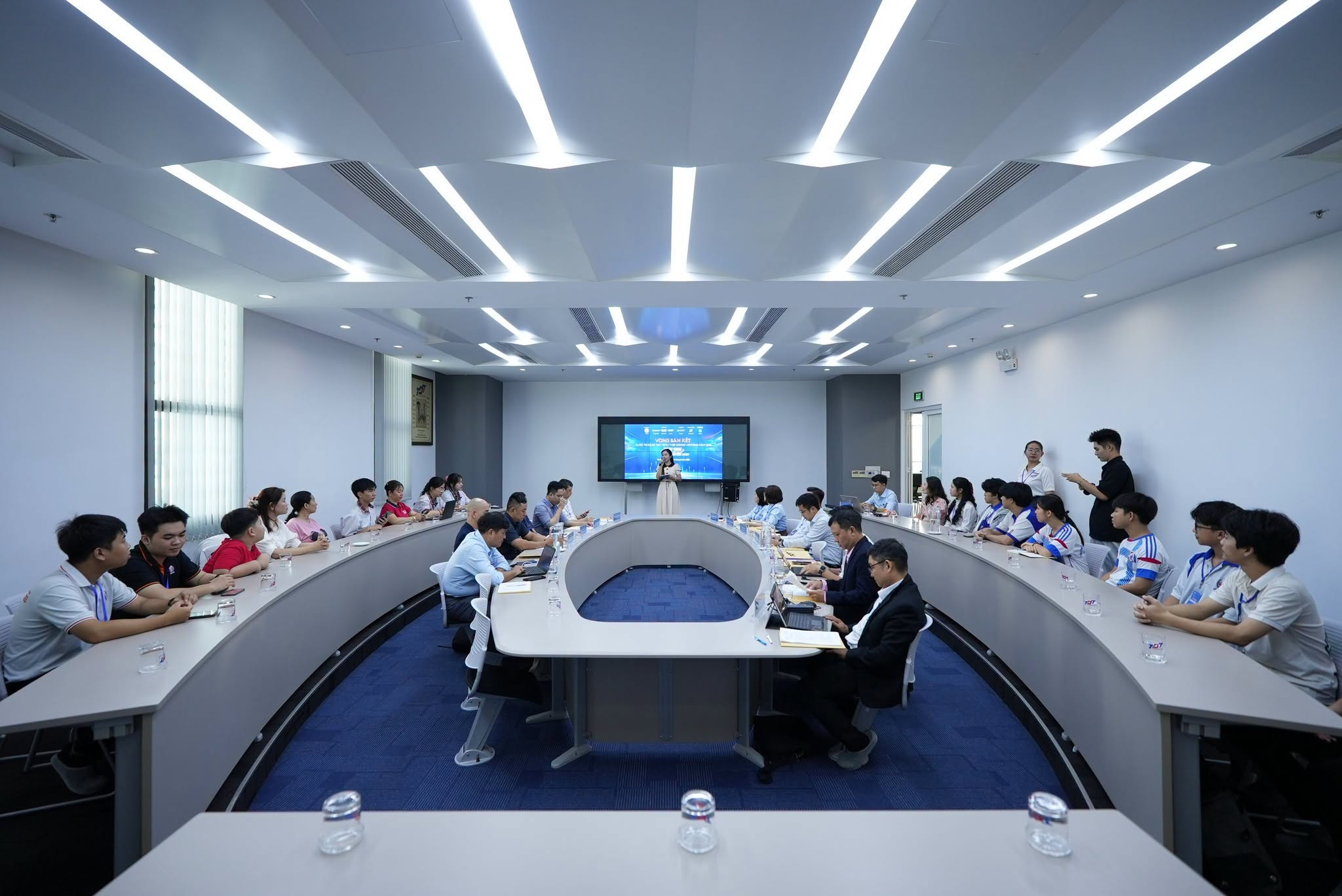 Các đội thi trình bày ý tưởng, giới thiệu sản phẩm AI trước Hội đồng Ban Giám khảo.